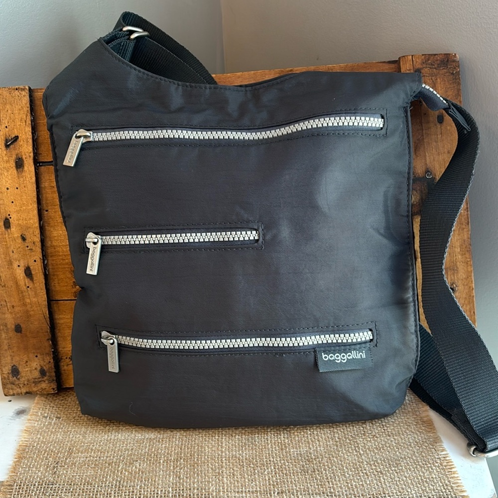 Baggallini Charcoal Grey Nylon Shoulder Crossbody Purse Travel Dividers Pockets